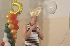 275